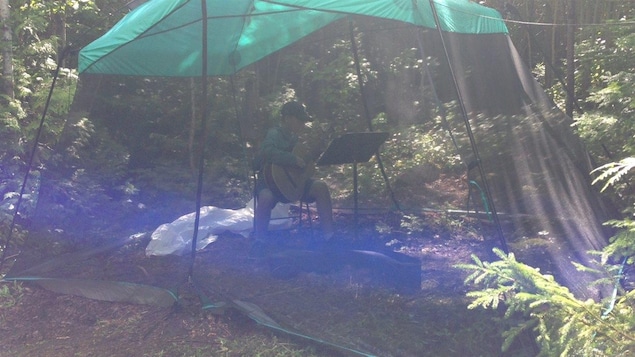 Le Camp musical du lac Matapédia manque tellement de locaux que certains jeunes doivent répéter dans des abris-moustiquaires. Le Camp musical du lac Matapédia manque tellement de locaux que certains jeunes doivent répéter dans des abris-moustiquaires.