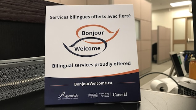 Des enseignes Bonjour Welcome ont été installées à la réception de l'hôtel de ville de Penetanguishene.