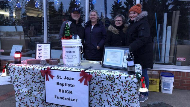 Un comité vend des briques pour reconstruire l’église de Morinville