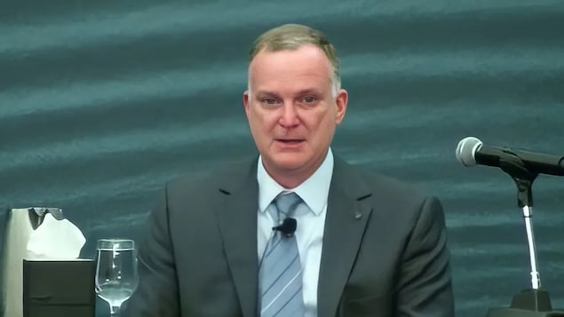 Tuerie en N.-É. : en larmes, un haut gradé de la GRC présente des excuses aux familles