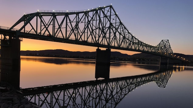 Coucher du Soleil derrière le pont