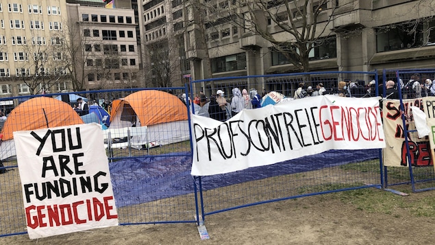 Un campement est entouré de banderoles disant « You are funding genocide » et « Profs contre le génocide ».
