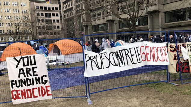 Un campement est entouré de banderoles disant « You are funding genocide » et « Profs contre le génocide ».