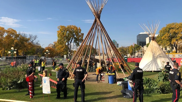La police saisit du matériel du campement du camp du côté nord du Palais législatif du Manitoba, le 4 octobre 2022.