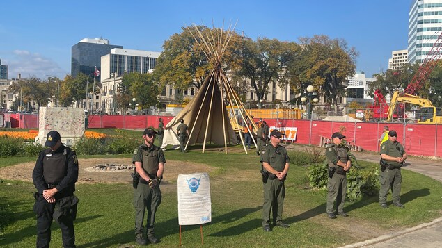 Des agents de conservation de la faune et des policiers ont procédé au démantèlement d'un campement au Palais législatif, le 4 octobre 2022.