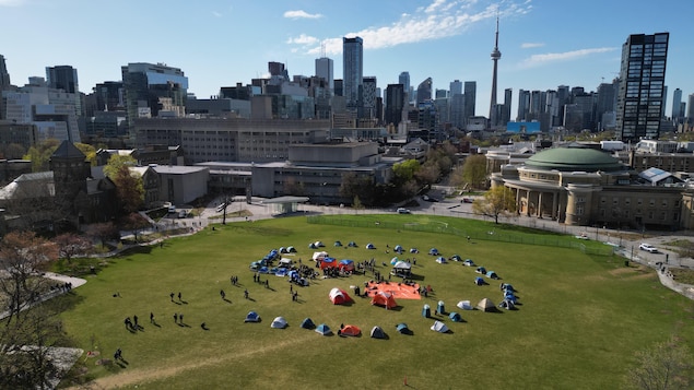 Une vue aérienne du camp de l'Université de Toronto avec un cinquantaine de tentes.