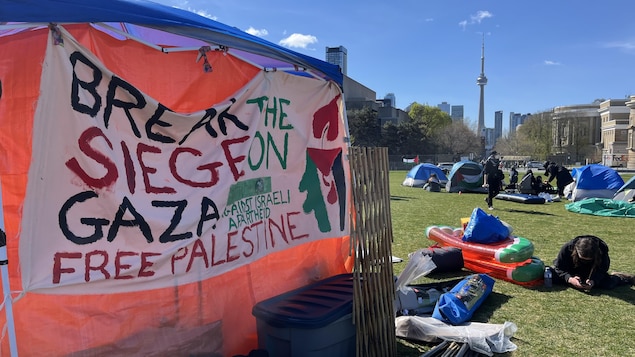 مطالبة برفع الحصار عن قطاع غزة في مخيم الدعم لفلسطين في حرم جامعة تورونتو اليوم.