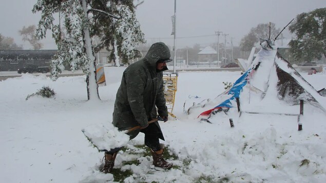 Affronter La Neige Dans Un Campement De Sans Abri Radio Canada Ca