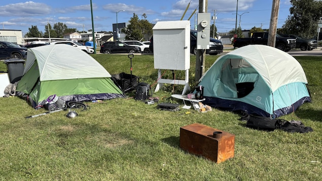 Des tentes sont installés dans un stationnement près de l'avenue Arnaud, à Sept-Îles.