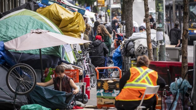 Des personnes dans le village de tentes sur la rue East Hasting du quartier Downtown Eastside de Vancouver, le 3 août 2022.