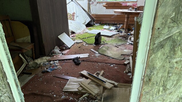 Des déchets dans un chalet.