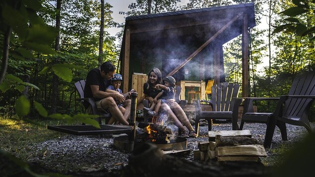 Une famille en camping.