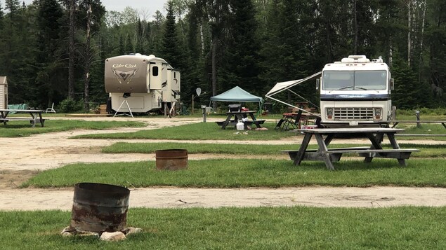 Des roulottes sur un terrain de camping.
