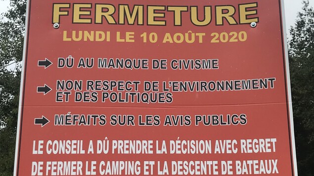 Une pancarte explique que la fermeture du camping est dû au manque de civisme de certaines personnes.