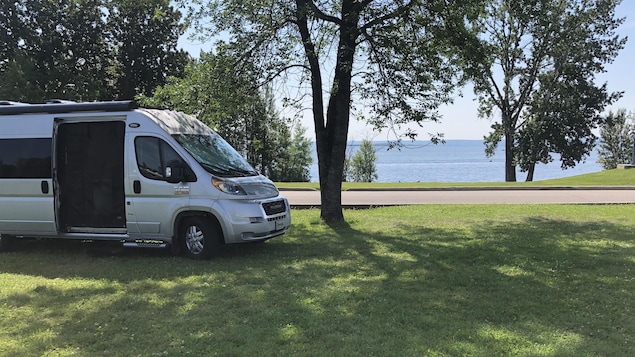 Un véhicule motorisé devant le lac Saint-Jean.