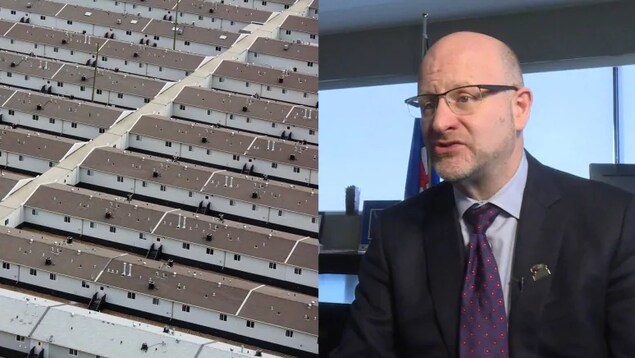 Des rangées de maisonnettes identiques dans un camp de travailleurs à gauche et à droite, un portrait du maire Don Scott en entrevue dans un bureau