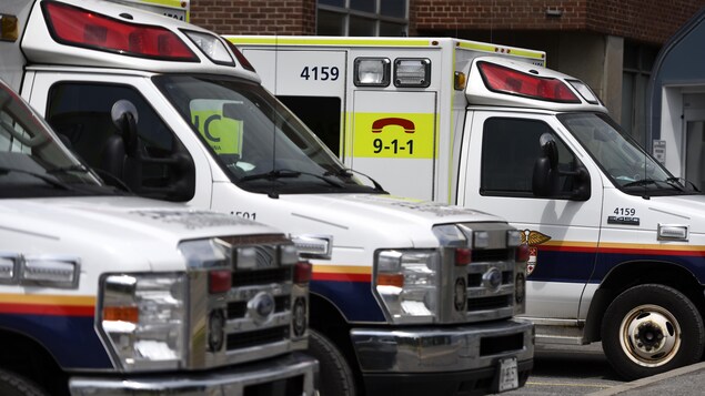 Des ambulances à l'urgence du campus Civic de l'hôpital d'Ottawa.