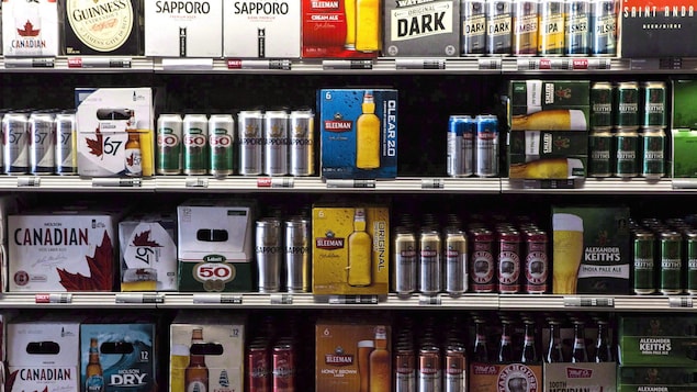 Mga can ng beer sa estante.