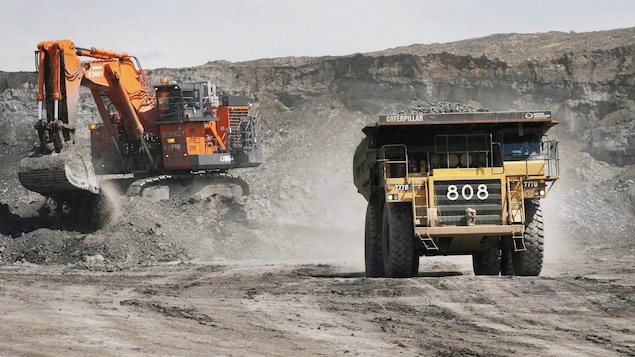Un camion transporte une charge sur un site de sables bitumineux près de Fort McMurray, en Alberta, le mercredi 9 juillet 2008. 
