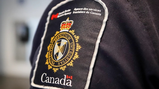 Badge ng isang Canada Border Services Agency officer.