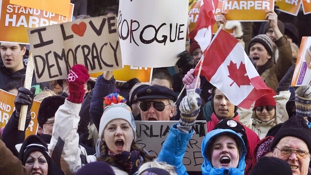 Une photo montre des manifestants venus dénoncer la décision de Stephen Harper de proroger à nouveau le Parlement. Une photo montre des manifestants venus dénoncer la décision de Stephen Harper de proroger à nouveau le Parlement.