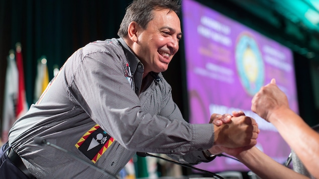 Le chef de l'APN Perry Bellegarde reçoit des félicitations après sa réélection à Vancouver, le 25 juillet 2018.