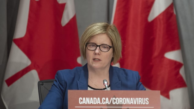 La miEmployment Minister Carla Qualtrough says those who lose their jobs because they refused to be vaccinated might be ineligible for EI.nistre Carla Qualtrough participe à une conférence de presse.