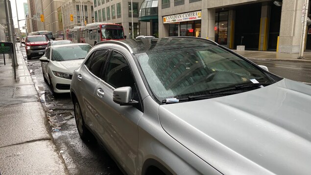 Isang kotse na naka-park sa vehicle-exclusion zone sa Ottawa.