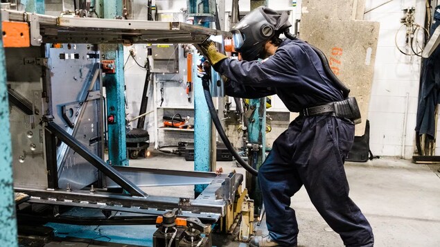 Isang manggagawa na nagwe-welding.