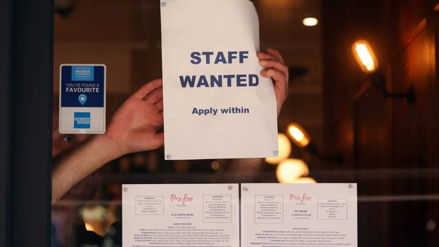 Isang staff wanted sign ipinaskil sa bintana ng restaurant.