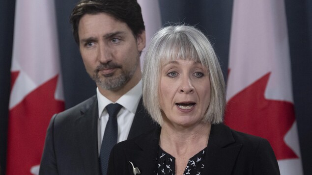 El Primer Ministro de Canadá y la Ministra federal de Salud durante una rueda de prensa en Ottawa.