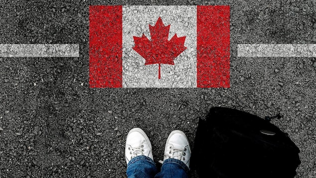 Un drapeau du Canada sur l'asphalte
