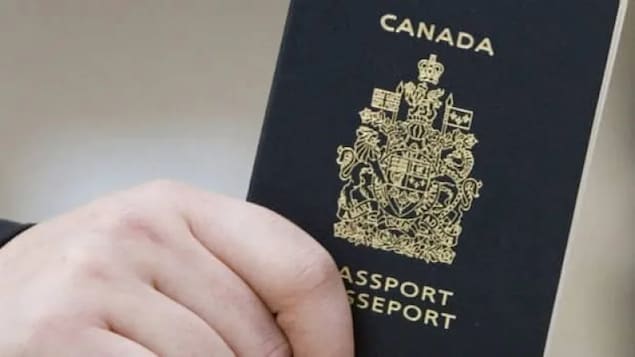 Close up ng cover ng isang Canadian passport.