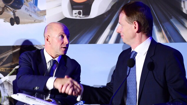 Le président et PDG de Bombardier, Alain Bellemare, serre la main du chef des opérations d’Airbus hélicoptères pour l’Amérique du Nord, Romain Trapp, le lundi 16 octobre 2017 à Montréal Le président et PDG de Bombardier, Alain Bellemare, serre la main du chef des opérations d’Airbus hélicoptères pour l’Amérique du Nord, Romain Trapp, le lundi 16 octobre 2017 à Montréal