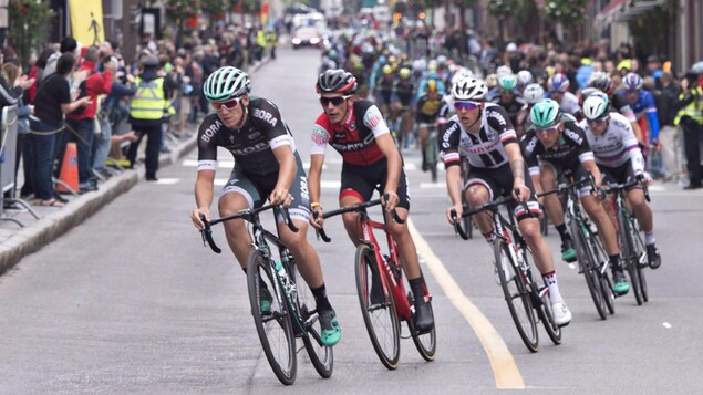 Des cyclistes en action pendant le Grand prix cycliste de Québec Des cyclistes en action pendant le Grand prix cycliste de Québec