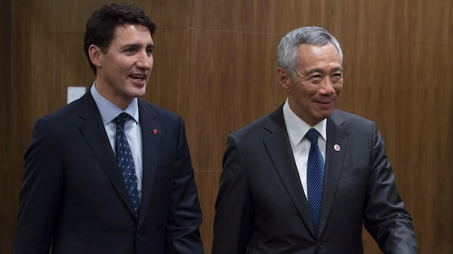 Justin Trudeau et son homologue de Singapore marchent côte à côte. Justin Trudeau et son homologue de Singapore marchent côte à côte.