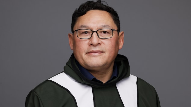 A headshot of a man.