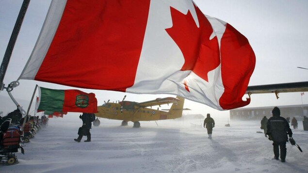 Le drapeau du Canada flotte sur la base aérienne où travaillent des Rangers.