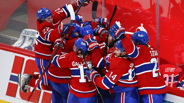 Les joueurs du Canadien célèbrent le but victorieux d'Artturi Lehkonen qui leur a permis de se qualifier pour le finale de la Coupe Stanley.
