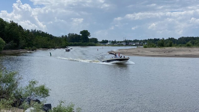 Niveau du lac Saint-Jean : des plaisanciers craignent que la Belle-Rivière soit obstruée