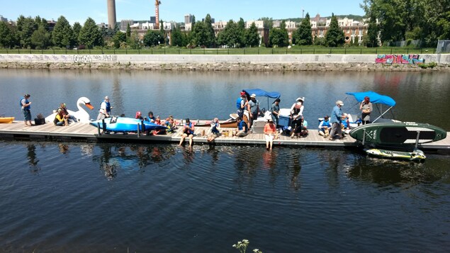 Des personnes sur un quai. Des personnes sur un quai.