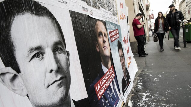 Côte à côte, des affiches de Benoît Hamon, Emmanuel Macron et Jean-Luc Mélenchon, trois candidats de gauche à l'élection présidentielle française du 23 avril 2017.