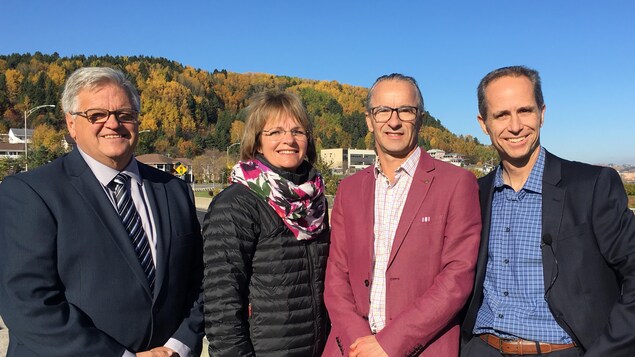 De gauche à droite, trois candidats du Parti des citoyens, Laval Ménard, Martine Gauthier et Carol Tremblay. À leur droite, le chef du PCS, Dominic Gagnon De gauche à droite, trois candidats du Parti des citoyens, Laval Ménard, Martine Gauthier et Carol Tremblay. À leur droite, le chef du PCS, Dominic Gagnon