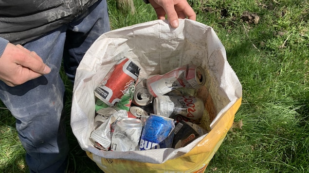 Un sac rempli de vieilles canettes