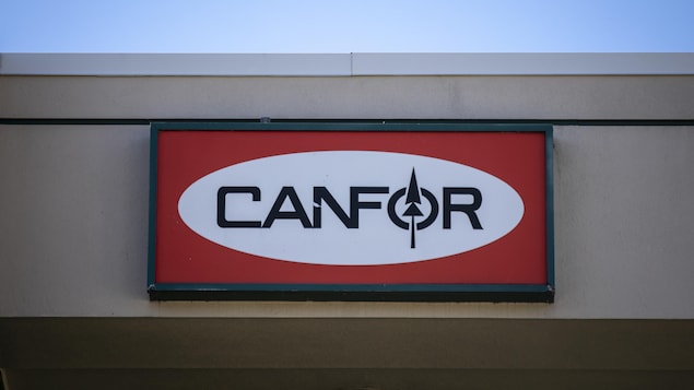 Le logo du bureau de Canfor à Vancouver le 20 septembre 2022 