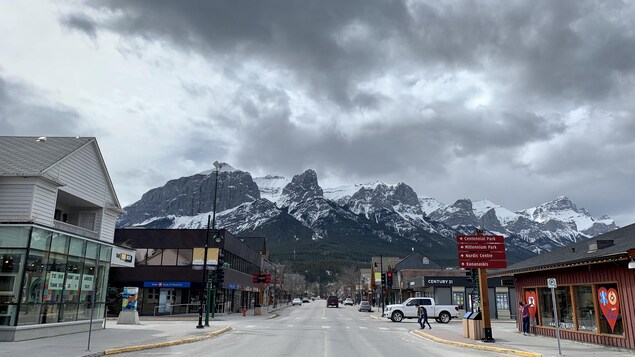 Vue sur le centre ville de Canmore.