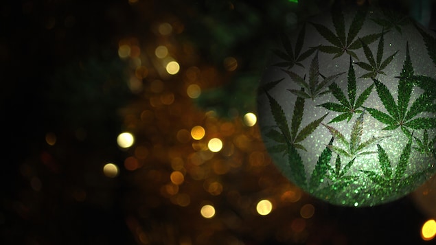 Une boule de Noël ornée de représentations de feuilles de cannabis