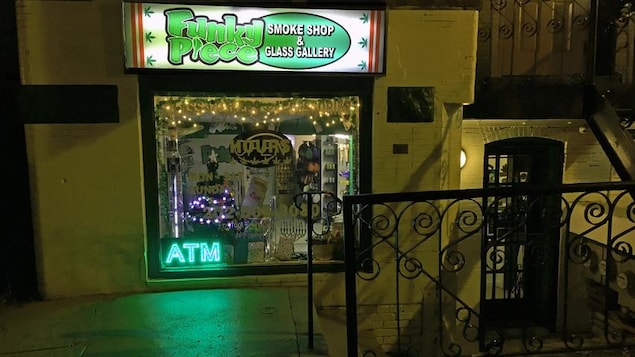 Le commerce FunkyPiece est situé dans le quartier Adams Morgan, surnommé le « green light district » de la ville de Washington. Le commerce FunkyPiece est situé dans le quartier Adams Morgan, surnommé le « green light district » de la ville de Washington.