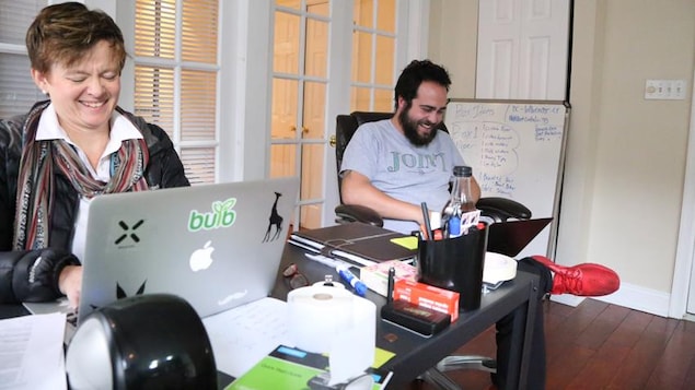 Tiffany Burtt et Connor Pennington gèrent Joint Delivery, un service de livraison qui offre des « cadeaux » de cannabis aux clients. Tiffany Burtt et Connor Pennington gèrent Joint Delivery, un service de livraison qui offre des « cadeaux » de cannabis aux clients.