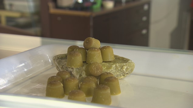 François Paradis teste des versions modifiées de ses chocolats : beurre de pommes, caramel au beurre de cannabis et ganaches, notamment dans lequel il ajoute de l'huile ou du beurre de cannabis. François Paradis teste des versions modifiées de ses chocolats : beurre de pommes, caramel au beurre de cannabis et ganaches, notamment dans lequel il ajoute de l'huile ou du beurre de cannabis.